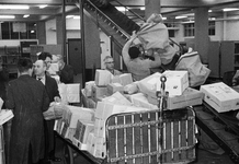 128927 Afbeelding van de Sinterklaasdrukte bij de pakketpost in het Stationspostkantoor (Laan van Puntenburg 5) te Utrecht.